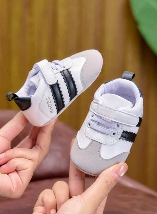 Tênis bebê na cor branco e preto
