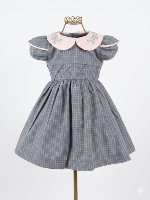 Vestido xadrez na cor cinza com gola rosa bebê bordada