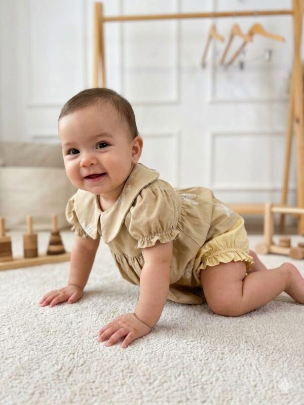 Conjunto com vestido baby com tapa fraldas em tecido na cor caqui bordado