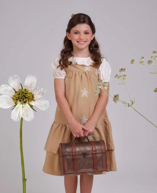 Vestido com duas peças em tecido na cor caqui com bordado